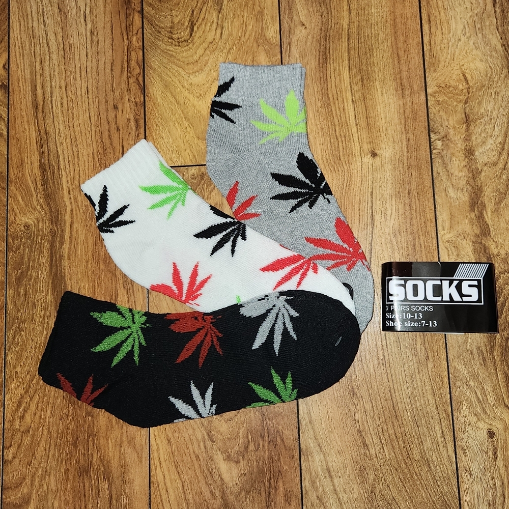 3/$18 weed leaf ankle socks